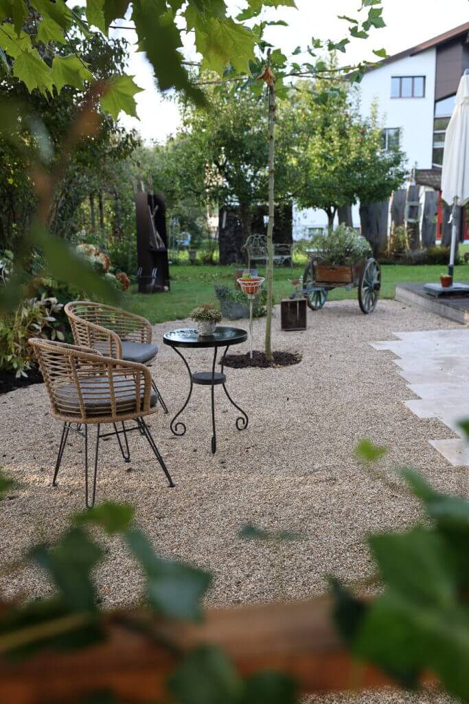 Gartenbau - Sitzplatz mit verspieltem Plattenweg
