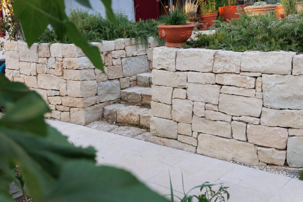 Gartenbau - Trockenmauer mit Treppenaufgang